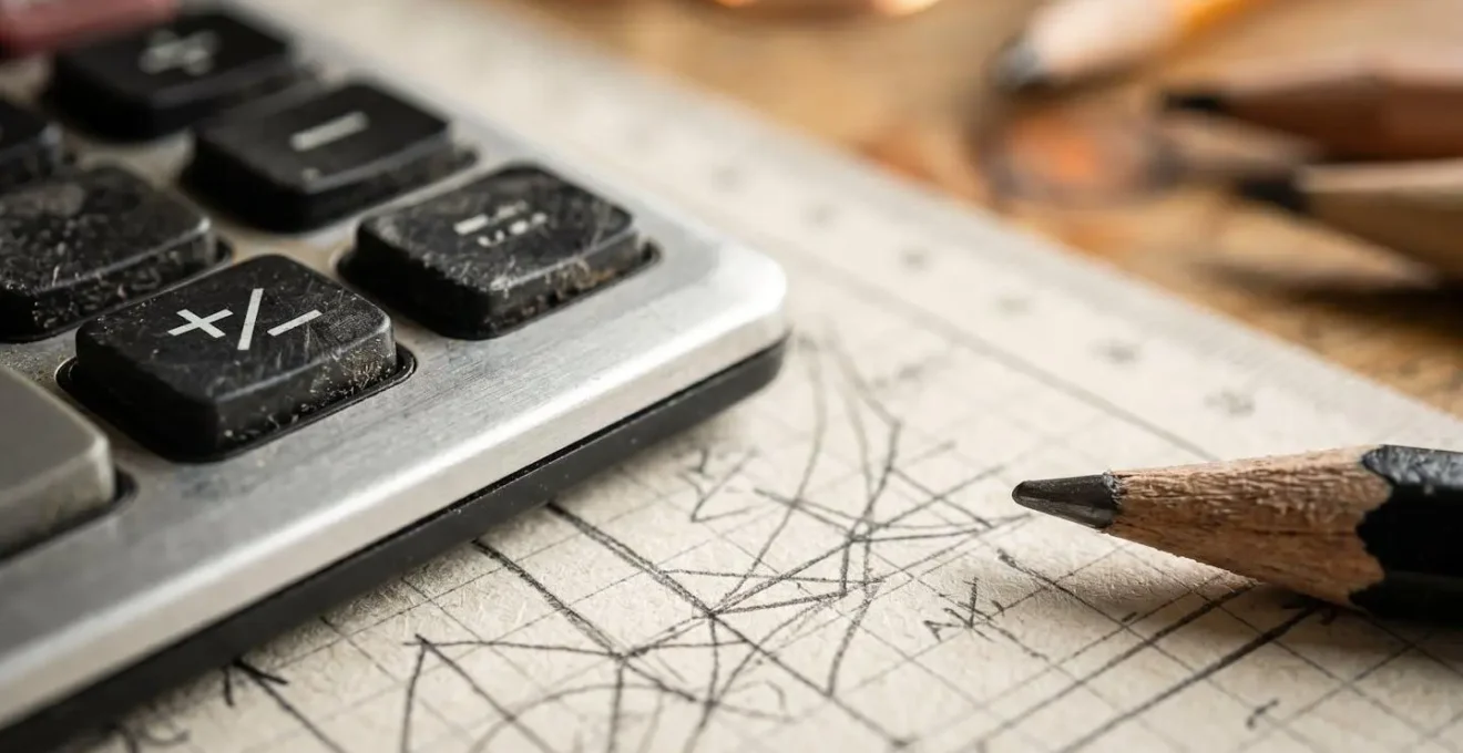 Vue macro de documents financiers et calculatrice pour analyse de consolidation de prêts
