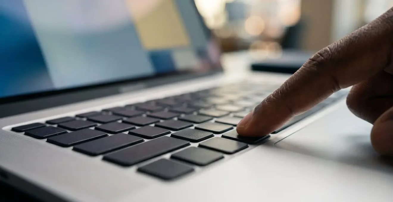 Un ordinateur portable montrant un e-mail professionnel structuré en trois parties, avec une réponse positive suggérée.
