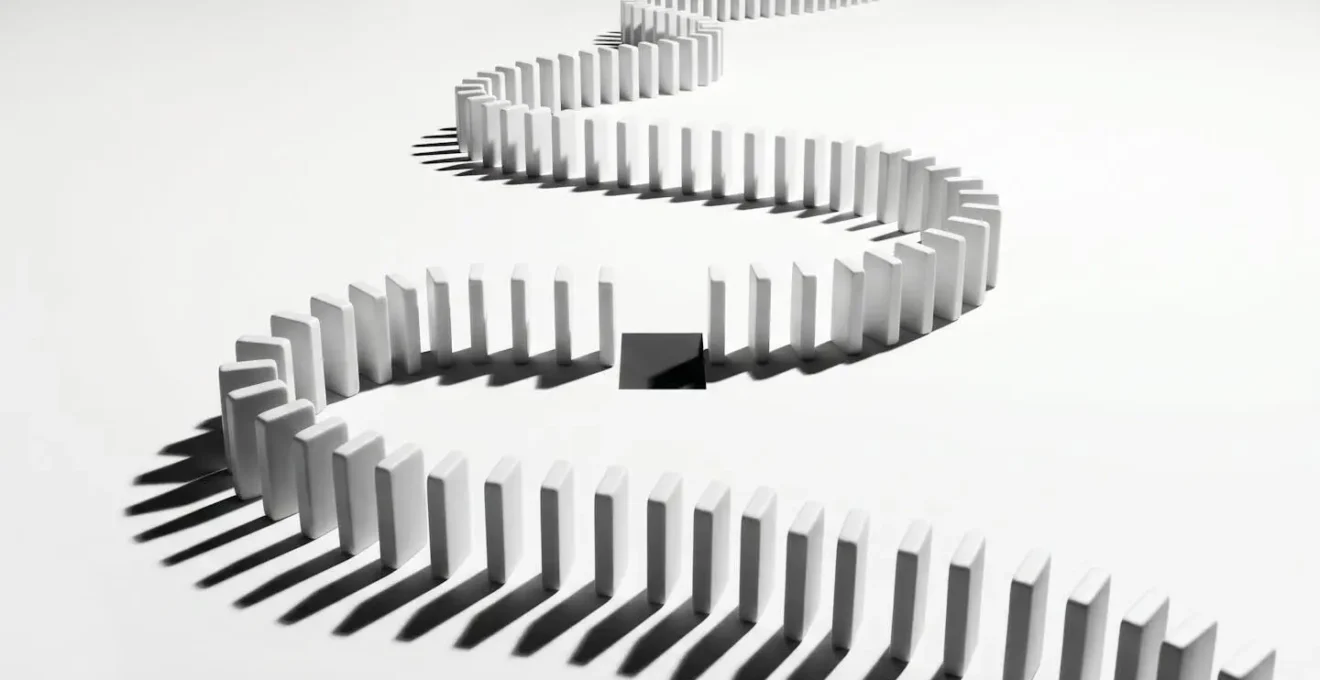 Métaphore visuelle d'un effet domino stoppé par une pièce manquante