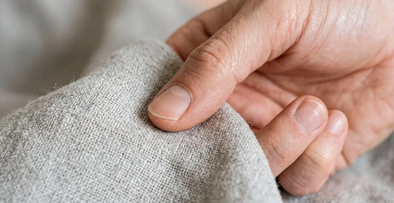Vue macro d'une main posée calmement sur l'abdomen illustrant la respiration diaphragmatique